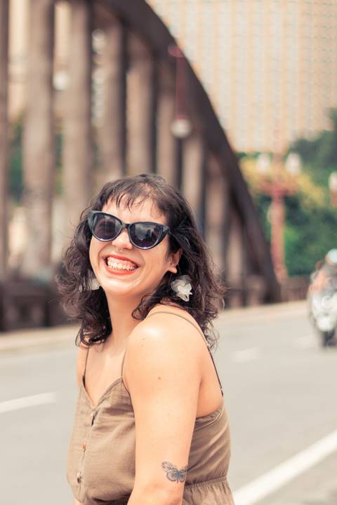 Retrato de rosto com a modelo com sorriso largo cabelo'