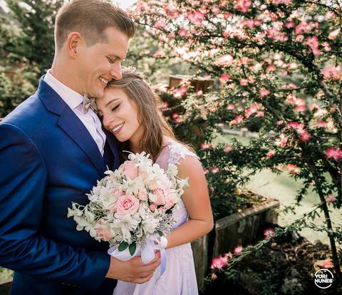 Casamento de dia ao ar livre noiva com maquiagem leve, cabelo solto, carros esportivos'