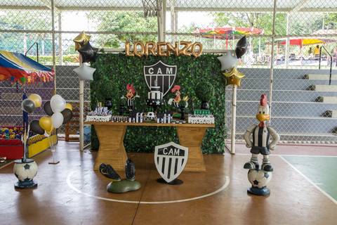 Foto da mesa do bolo, na festa de aniversário infantil.'