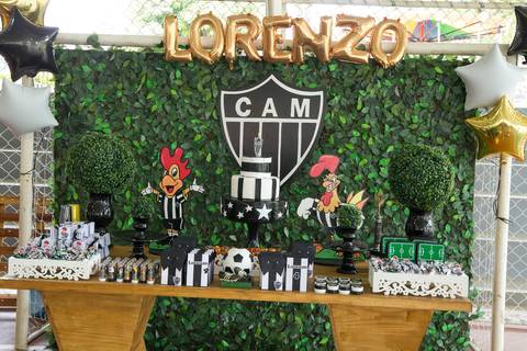 Close da mesa do bolo, na festa de aniversário infantil.'