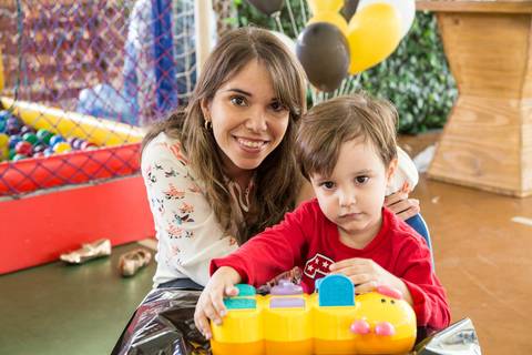 Foto de convidados, da festa de aniversário infantil.'