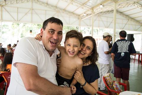 Foto do Loranzo, com seu pai e uma  convidada, na sua festa de aniversário infantil.'
