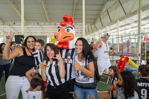 Foto do Galão da Massa, junto com o Lorenzo, sua mãe e outros convidados, na sua festa de aniversário infantil '