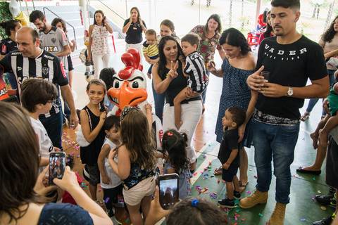 Foto do Galão da Massa, junto com as crianças,  na festa de aniversário infantil '
