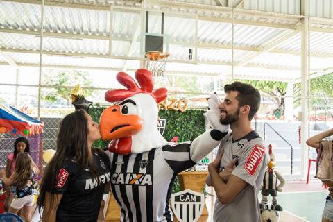 Foto do Galão da Massa, junto convidados, na  festa de aniversário infantil '