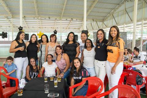 Foto da família do Lorenzo, por parte da avó, em sua festa de aniversário infantil.'