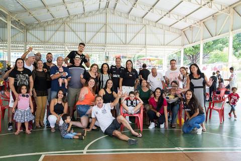 Foto da família do Lorenzo, por parte do avô, em sua festa de aniversário infantil.'