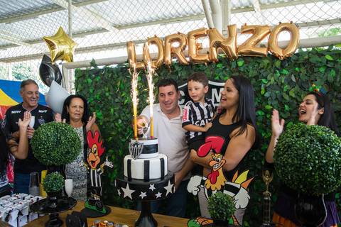 Hora de cantar o parabéns para o Lorenzo, em sua festa de aniversário infantil.'