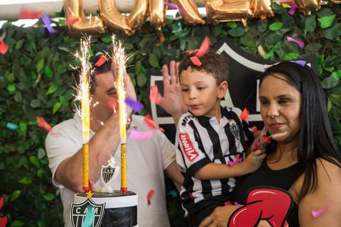 Hora de cantar o parabéns para o Lorenzo, em sua festa de aniversário infantil.'