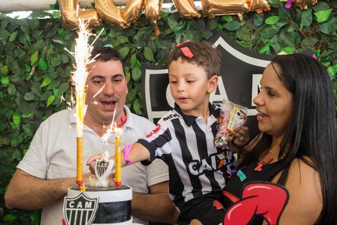 Hora de soprar as velinhas do bolo do Lorenzo, em sua festa de aniversário infantil.'