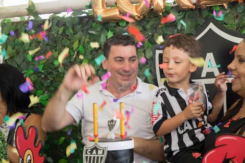 Hora de soprar as velinhas do bolo do Lorenzo, em sua festa de aniversário infantil.'