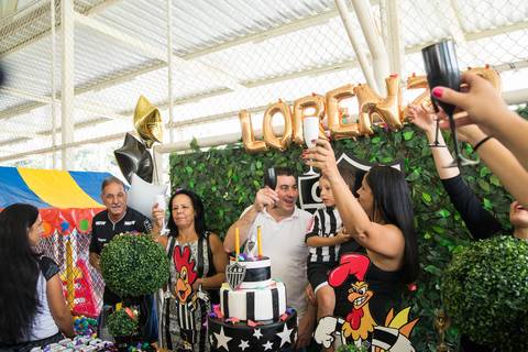 Um brinde ao final do parabéns ao Lorenzo, em sua festa de aniversário infantil.'