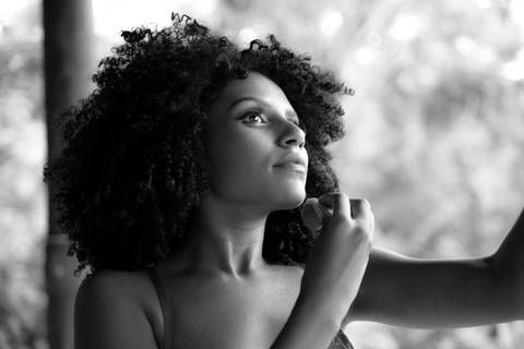 Foto do ensaio sensual de Pamela Soull, onde fotografo a modelo retocando a maquiagem, foto em P/B.'