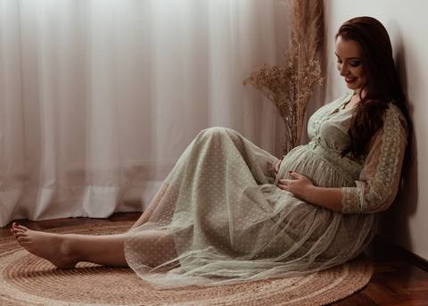 gestante sentada no chão '