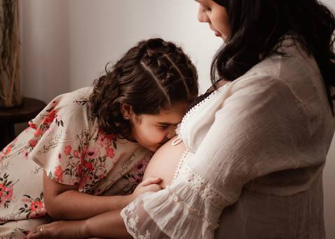 beijando a barriga da mãe '