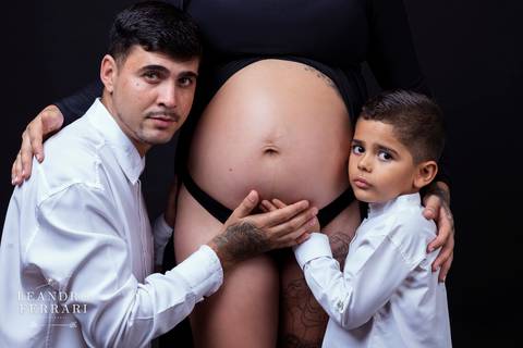 família abraçando a barriga '