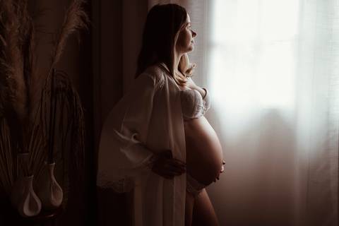 ensaio gestante gestante no quarto '