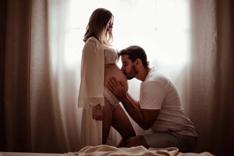 beijando a barriga da mamãe '