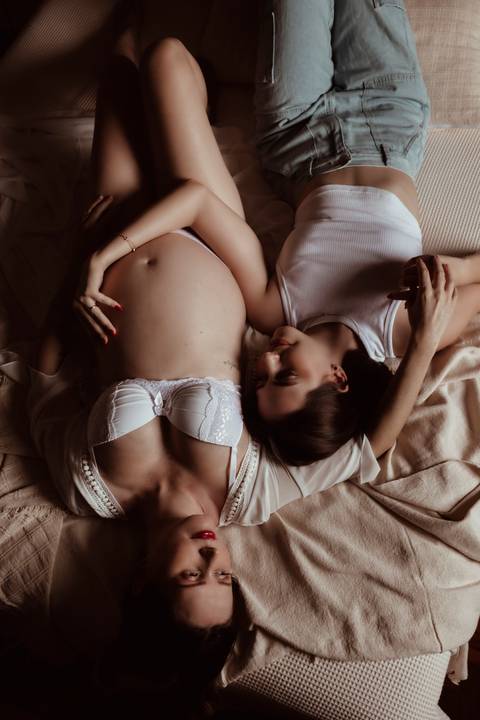 mãe gestante com a filha mais velha '