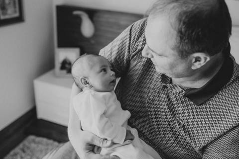 Retrato de pai segurando bebê no colo'