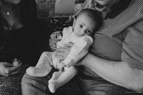 Retrato de bebê sentado no colo do pai'