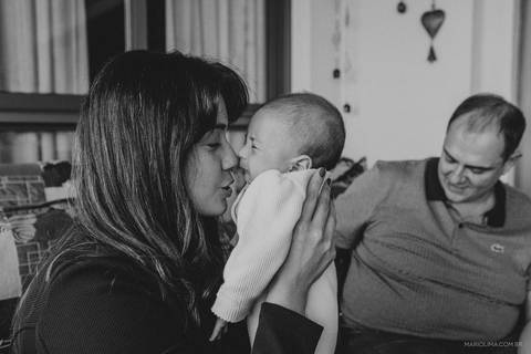 Retrato de filho sorrindo no colo da mãe'