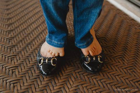 Fotografia de pés de bebê em cima dos pés da mãe'