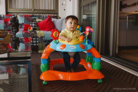 Retrato de criança no andador'