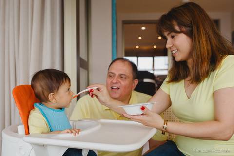 Fotografia de mãe dando papinha para bebê'