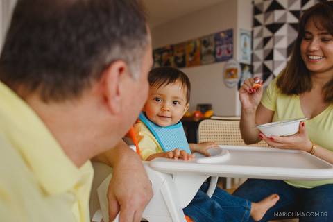 Retrato de filho olhando para o pai na cadeira de alimentação'