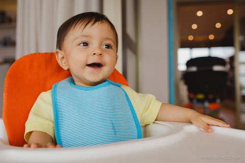 Retrato de bebê sorrindo com babador'