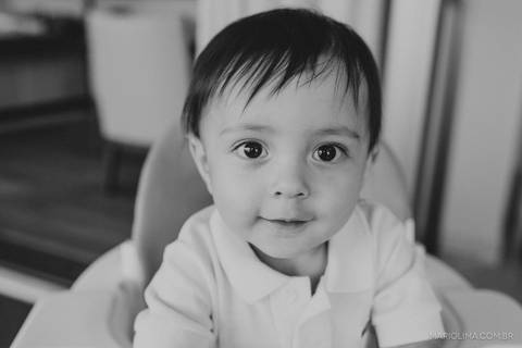 Retrato de criança sorrindo em preto e branco'