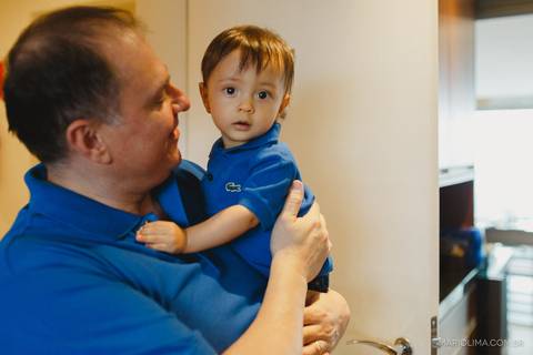 Fotografia de filho no colo do pai'