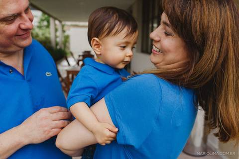 Fotografia de mãe segurando bebê na varanda'