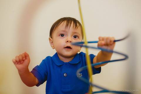 Fotografia de criança segurando brinquedo'