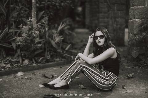 ensaio externo 15 anos, em santos, orquidário, foto preto e branca, calça listrada, oculos de sol'