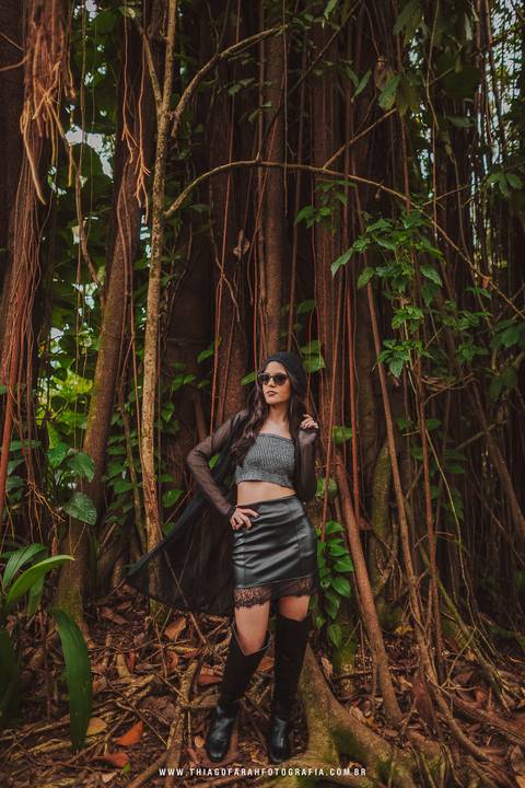 ensaio externo 15 anos, em santos, orquidário, jardim, verde, arvore, raizes, capuz, óculos de sol'