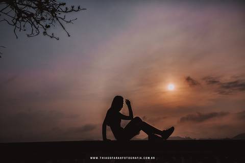 ensaio externo em santos, 15 anos, praia, por do sol, galhos, nuvens, contra luz'