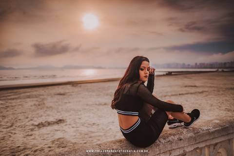 ensaio externo em santos, 15 anos, por do sol, praia, areia, nuvens, roupa preta'
