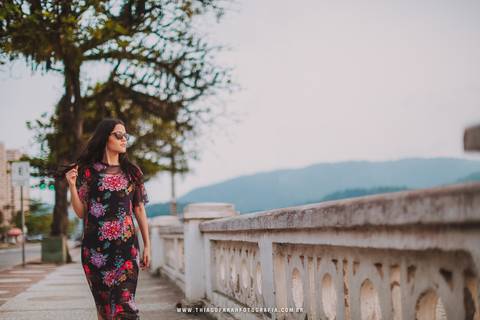 ensaio externo em santos, 15 anos, praia, por do sol, galhos, nuvens, vestido florido'