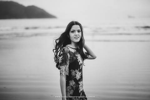 ensaio externo em santos, 15 anos, praia, por do sol, galhos, nuvens, vestido florido, foto freto e branca'
