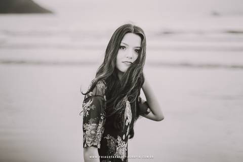 ensaio externo em santos, 15 anos, praia, por do sol, galhos, nuvens, vestido florido, foto freto e branca'