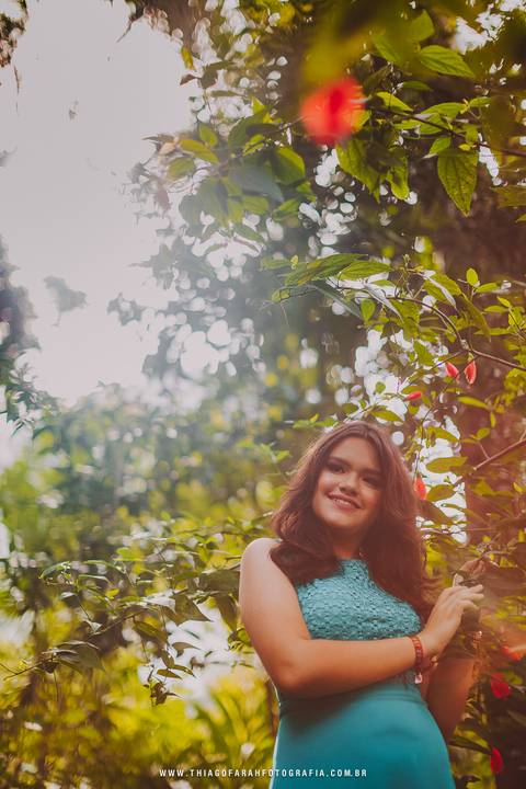 ensaio externo em santos de 15 anos, orquidário, vestido azul turquesa, jardim, flor vermelha'