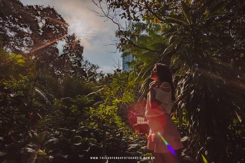 ensaio externo em santos de 15 anos, orquidário, vestido azul turquesa, jardim, contra luz, raio de sol, flare'