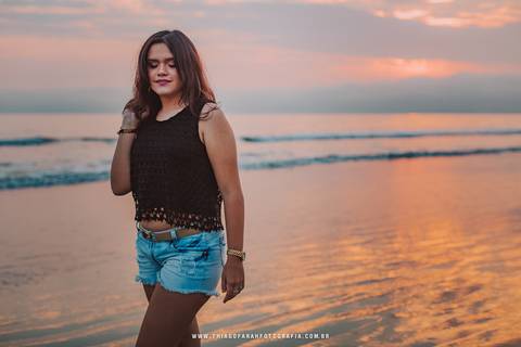 ensaio externo em santos, aquário, por do sol, blusa preta, shorts jeans, mar'