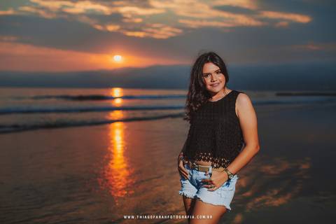 ensaio externo em santos, aquário, por do sol, blusa preta, shorts jeans, mar, flash'