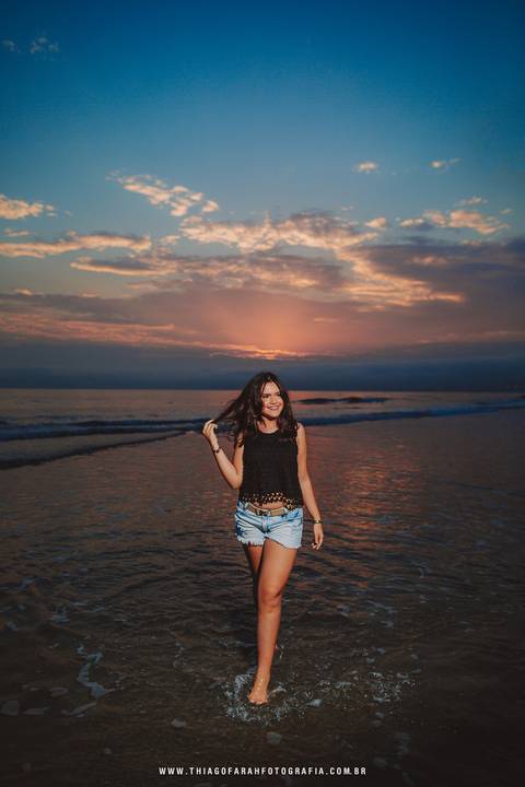 ensaio externo em santos, aquário, por do sol, blusa preta, shorts jeans, mar, flash, caminhando'