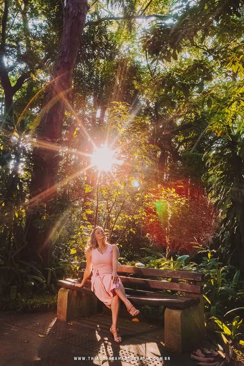 Flare grande, foto no orquidário,  vestido rosa claro.'