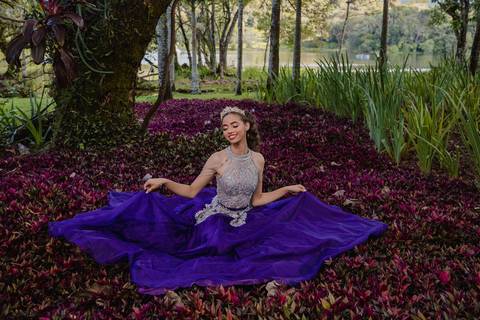 Book de 15 anos da Adriely com vestido roxo realizado no Hotel Tauá em Araxá pelo fotógrafo profissional Lucas Sato-Fotografia de São Gotardo-MG'