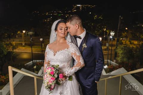 Foto de casal na cerimônia religiosa na Igreja de São Sebastião (matriz) de São Gotardo-MG. Foto do fotógrafo profissional de casamentos Lucas Sato-Fotografia.'